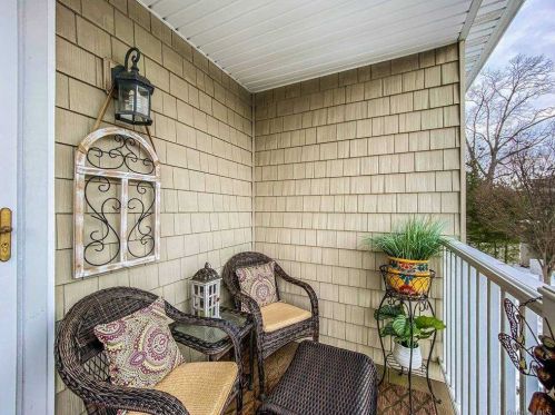 18 Della Dr, Babylon NY 11704-6240 exterior