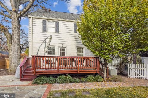 1612 Oakcrest Dr, Alexandria VA 22302-2337 exterior