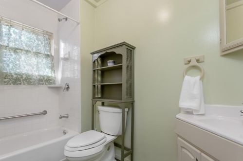 214 8 St, Irving TX 75060-5210 exterior