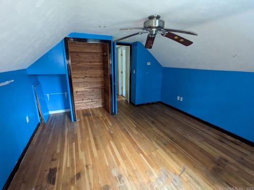 2 Stage Rd, Enfield CT 06082-5622 exterior