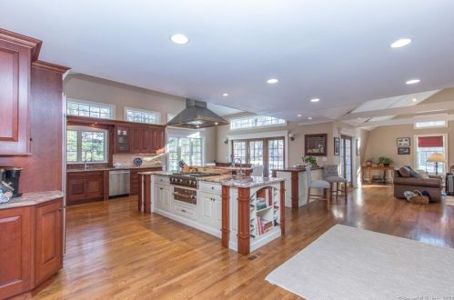 8 Indian Rock Pl, Wilton CT 06897-1540 exterior