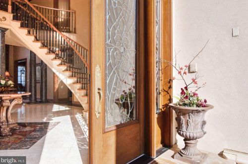 896 Alvermar Rdg Dr, Mc Lean VA 22102-1439 exterior