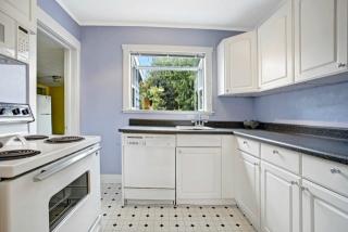 9118 12 Ave, Seattle WA  98115-2830 exterior