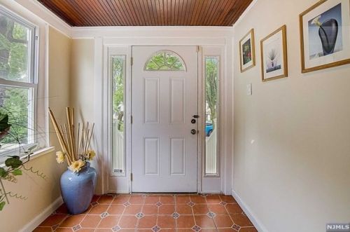 1096 Stasia St, Teaneck, NJ 07666-4820