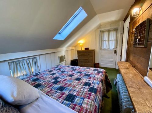 318 Litchfield Rd, Torrington CT 06791-2101 exterior