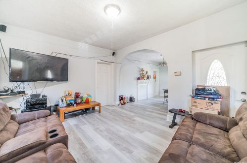 4028 Barnes Ave, Bronx NY 10466-4310 exterior