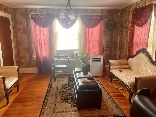 35 Stamford Ave, Providence, RI 02907-3627