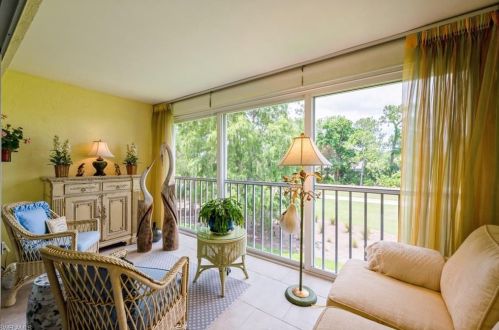 6860 Dennis Cir, Naples FL 34104-8710 exterior