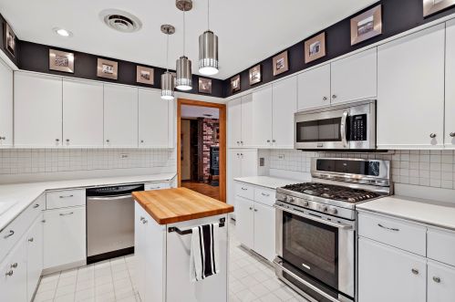 2421 Corona Rd, Waukegan IL 60087-4042 exterior