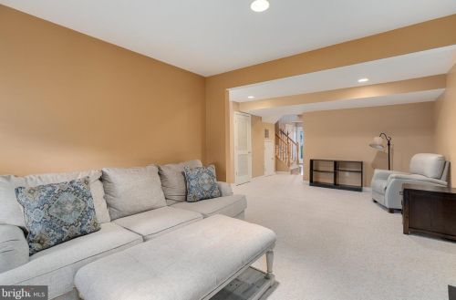 235 Windsor Ct, Quakertown PA 18951-5042 exterior