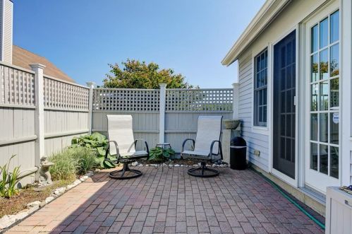 414 Corey Ln, Middletown RI 02842-5659 exterior