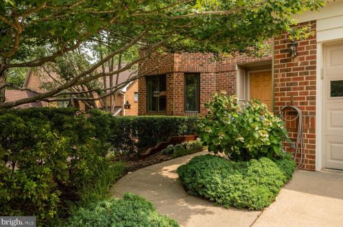 4105 Faith Ct, Alexandria, VA 22311-1127