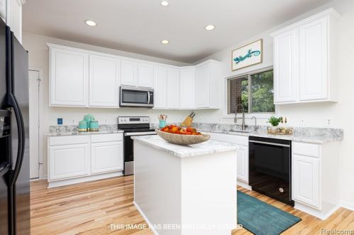 301 Fairways Ln, Lyndon Twp MI 48118-2130 exterior