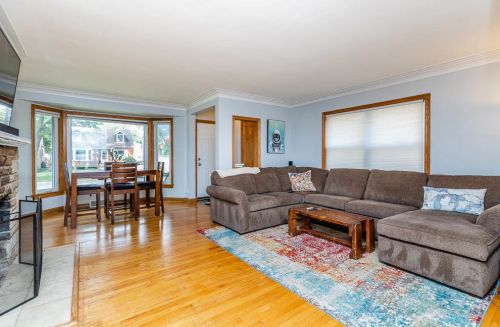 9939 Artesian Ave, Chicago, IL 60655-1052