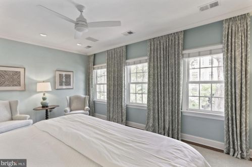 121 6 St, Washington DC 20002-2215 exterior