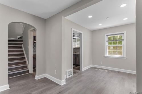 6754 Dolphin St, Dearborn Heights MI  48127-2539 exterior