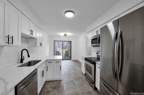 1868 Christy Ct, Rochester MI 48309-3327 exterior