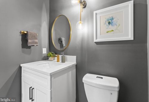 1327 Mayflower Dr, Mc Lean VA 22101-3405 exterior