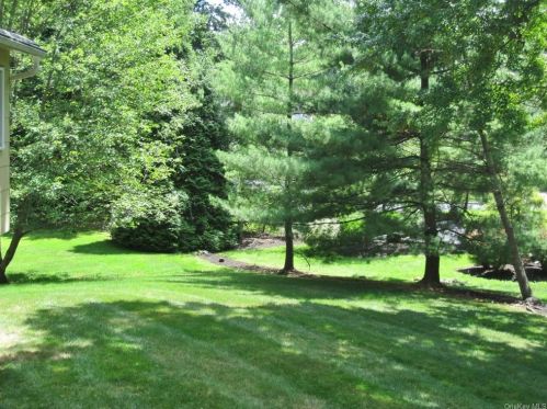 18 Connecticut Ct, Valley Cottage NY exterior