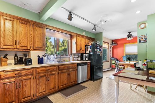 12 Cedarwood Dr, Huntington Station NY 11746-1305 exterior