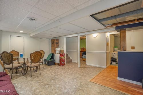 1148 Aberdeen St, Grand Rapids MI 49505-3822 exterior