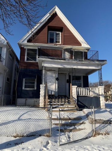 2204 Clarke St, Milwaukee, WI 53206-1518