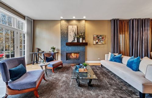 1632 Paulina St, Chicago, IL 60608-1915