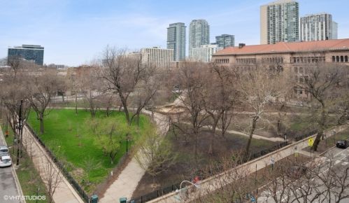 33 Delaware Pl, Chicago IL  60610-8115 exterior