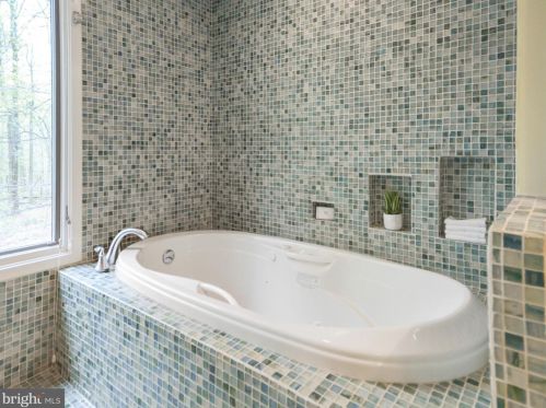 16 Arlive Ct, Rockville MD 20854-2978 exterior