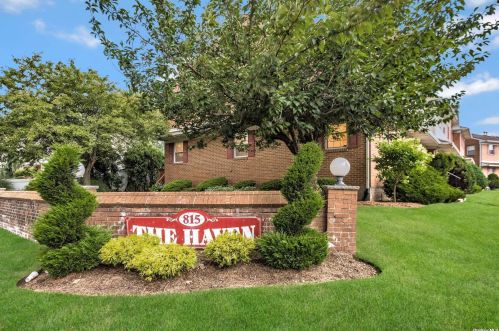 815 Franklin Ave, Valley Stream, NY 11580-1569
