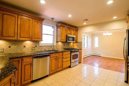 32 Maryland St, Huntington Station NY 11746-6945 exterior