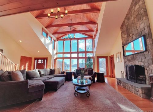 303 Mamanasco Rd, Ridgefield CT 06877-2425 exterior