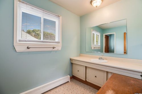 40 Kent Rd, Valley Stream NY 11580-3333 exterior