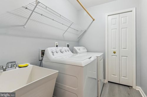 803 Catoctin Cir, Leesburg VA 20176-4951 exterior