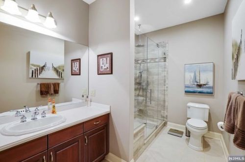 5201 Rio Vis Dr, Mahwah NJ 07430-4510 exterior