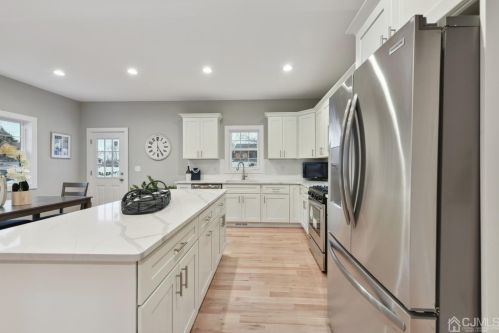 13 Albany St, Edison NJ  08837-3223 exterior