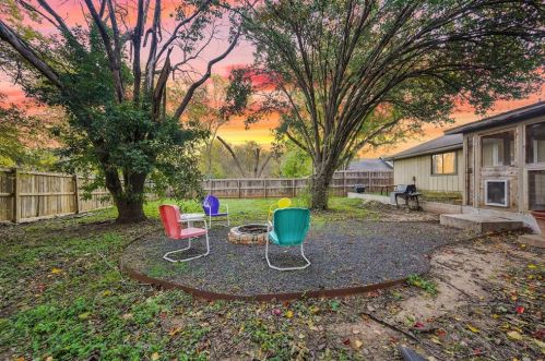 8408 Dixon Dr, Austin TX 78745-7515 exterior