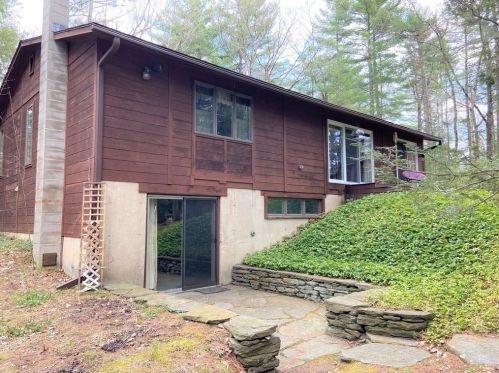 5 Hickory Ln, Amherst MA  01002-2808 exterior