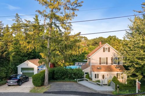 12 Cedarwood Dr, Huntington Station NY 11746-1305 exterior