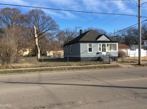 210 Hackley Ave, Meskegon, MI 49444-1014