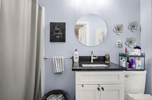 304 Autumn St, Manchester CT  06040-5556 exterior