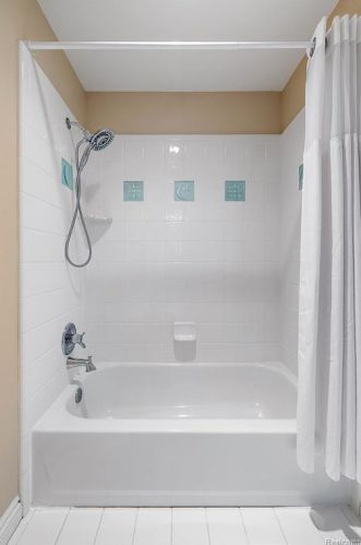 2384 Pebble Crk Dr, Rochester MI 48363-2228 exterior