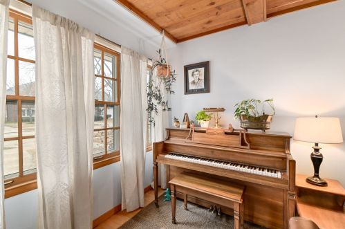 4929 Hollywood Ave, Milwaukee WI 53217-5935 exterior