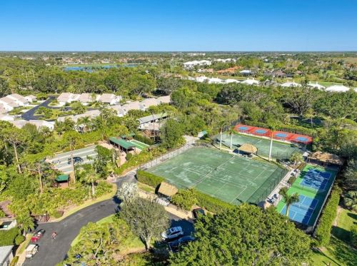 325 Bay Forest Dr, Naples FL 34110-8652 exterior