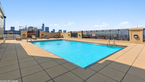 10 Delaware Pl, Chicago IL  60611-1690 exterior