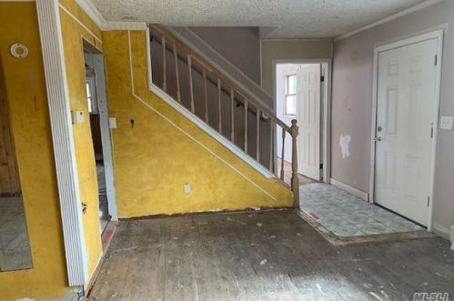 39 Ash St, Central Islip NY 11722-3828 exterior