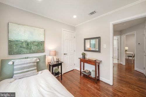 2809 James Dr, Alexandria VA  22303-1338 exterior