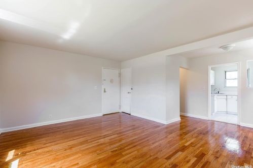 990 Fenwood Dr, Valley Stream, NY 11580-1746