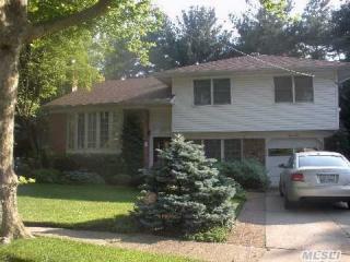 22 Holiday Ct, Valley Stream NY  11581-2931 exterior