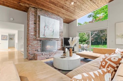 10 Hockanum Rd, Westport CT 06880-2121 exterior